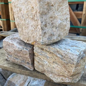 Kostka granitowa surowo łupana Kashmir gold 8/11