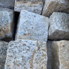 Kostka granitowa surowo łupana Kashmir gold 8/11