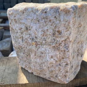 Kostka granitowa surowo łupana Kashmir gold 8/11