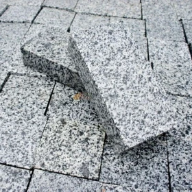 Kotka Granitowa Jasno SZARA cięta płomieniowana na podjazdy, drogi, ścieżki, tarasy - Promocja !!!