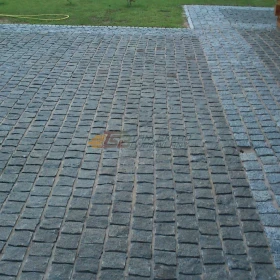 Czarna Kostka Granitowa łupana 8/11 na podjazdy , drogi, ścieżki