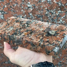 Czerwona Kostka Granitowa cięta płomieniowana na podjazdy, drogi, ścieżki 