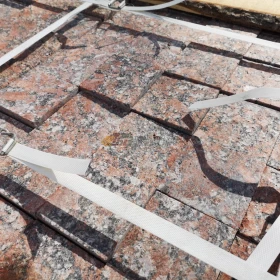 Czerwona Kostka Granitowa cięta płomieniowana na podjazdy, drogi, ścieżki 